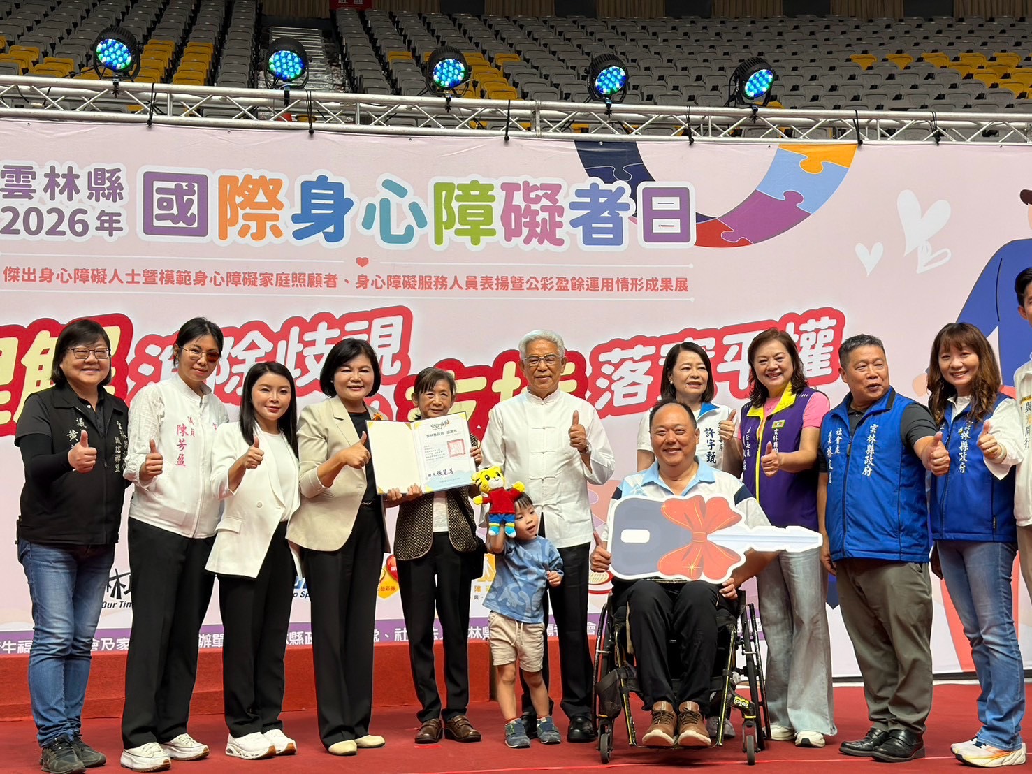 憶受坐輪椅阿公照顧一度哽咽　張嘉郡擴大福利對象：身障者60歲享敬老卡