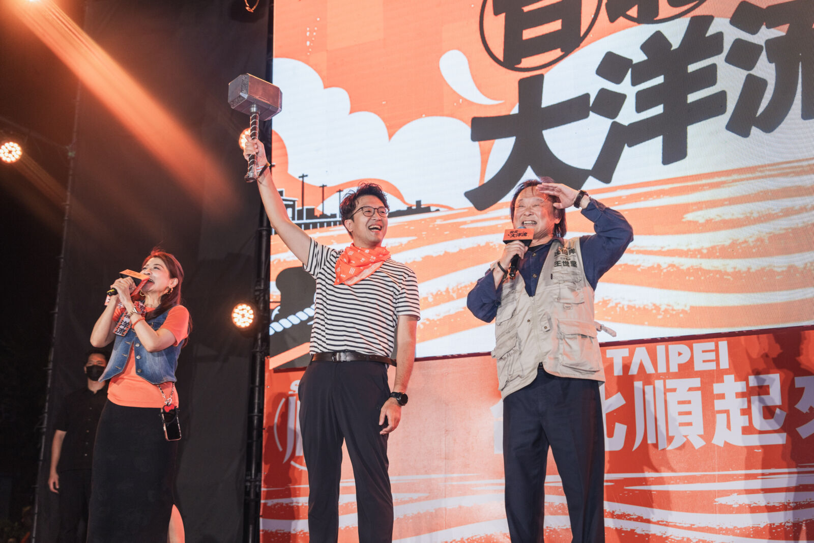 沈伯洋車掃中山大同　王世堅送上「雷神之鎚」期許改善市政