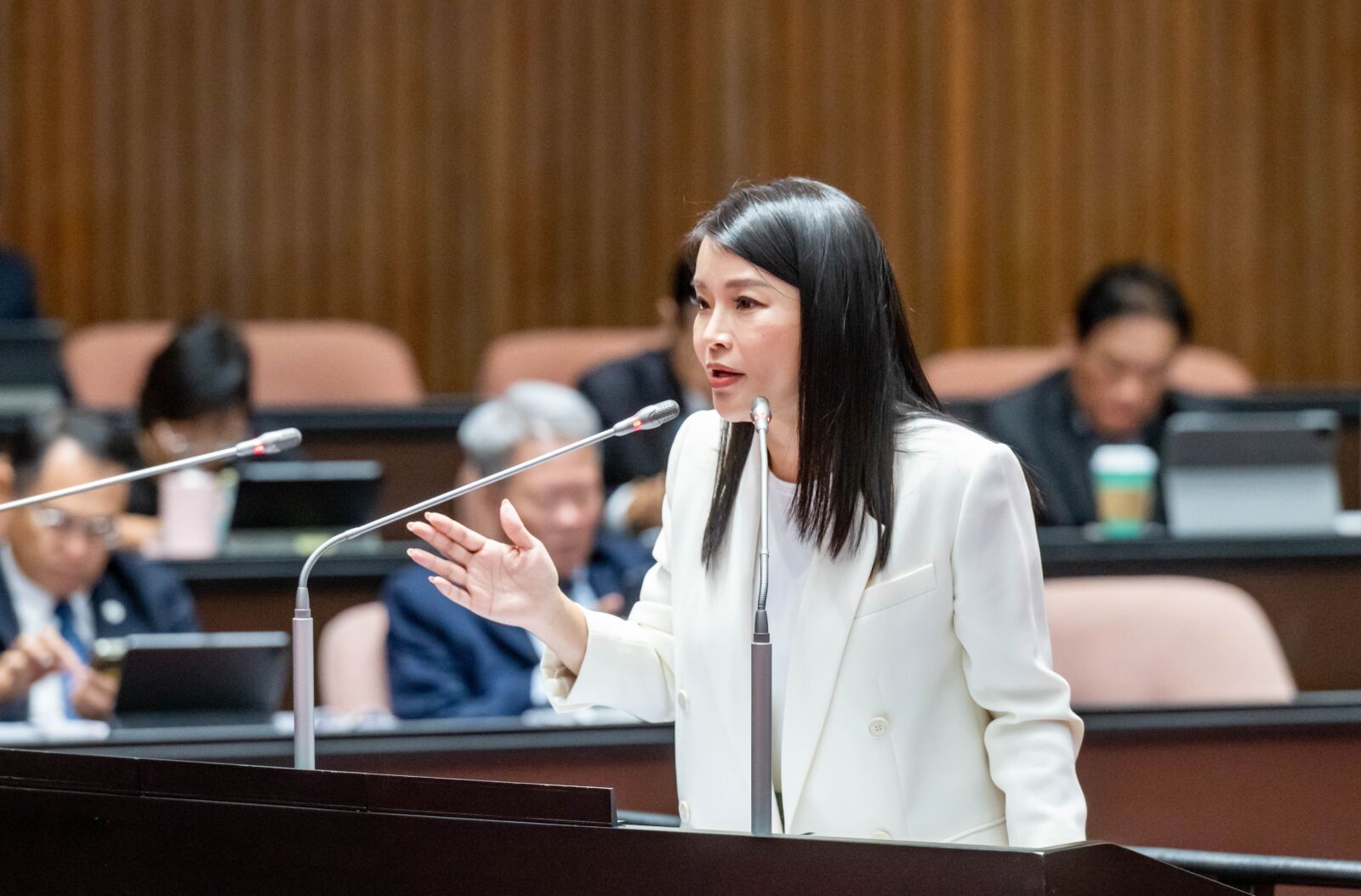 藍白修法通過補助長者健保費　張嘉郡：落實健康平權終結一國多制