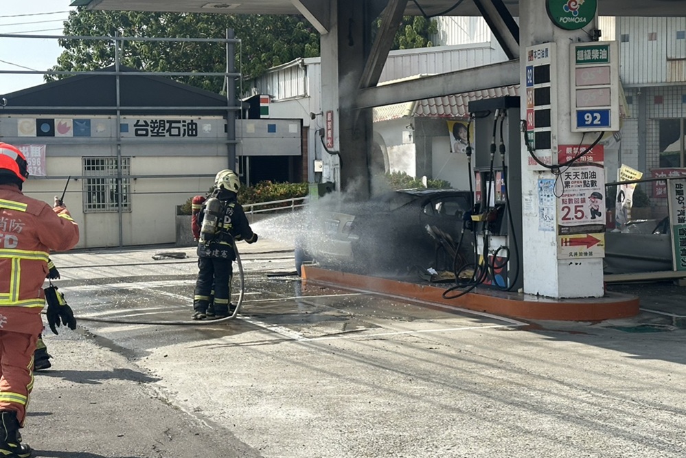 轎車失控撞進加油站　車輛起火燃燒氣氛緊繃