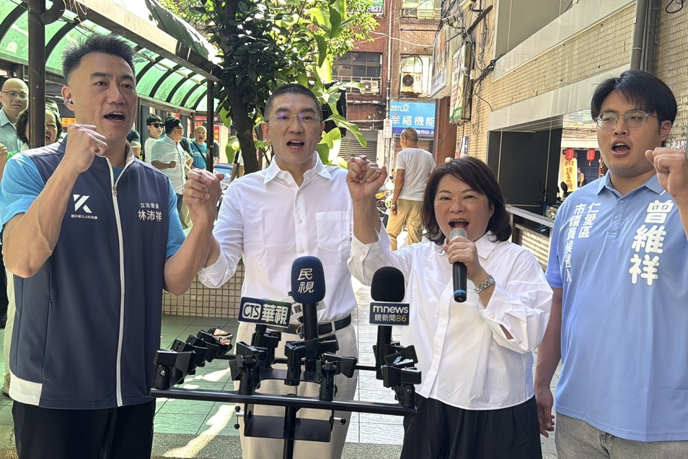 黃敏惠赴基隆力挺「包中」　盛讚謝國樑室內兒童樂園、騎樓整平為市民著想