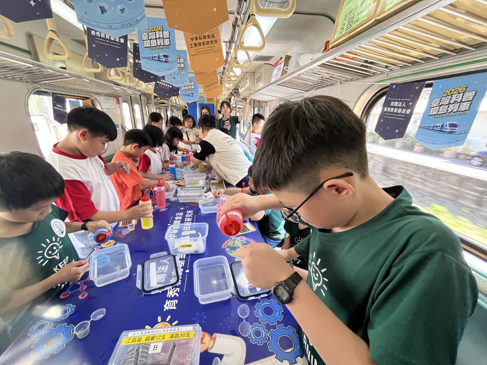 科普環島列車啟程!育秀教育基金會攜手產學夥伴 讓科學教育走進偏鄉 16 科普環島列車啟程!育秀教育基金會攜手產學夥伴 讓科學教育走進偏鄉 15