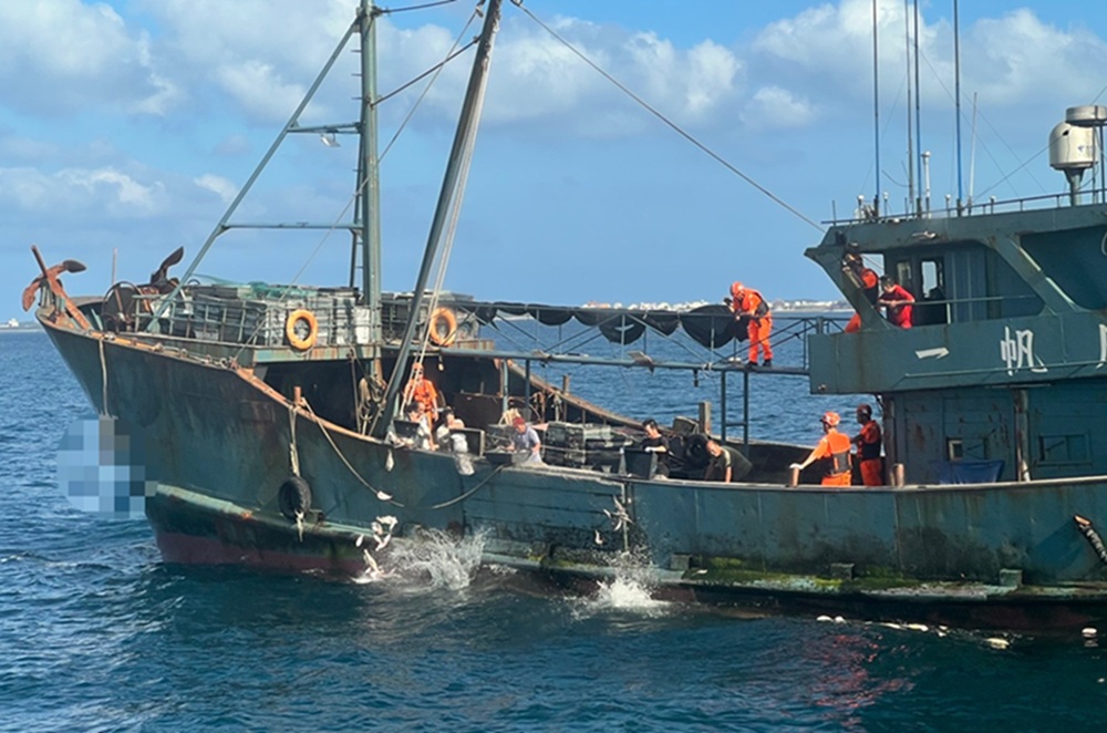 中國漁船越界捕撈　澎湖海巡員依法扣押7人船獲600公斤