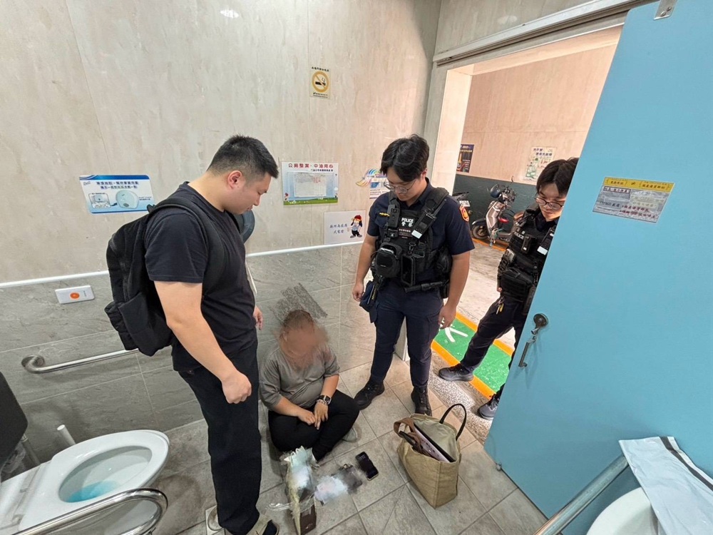 面交車手躲公廁數錢　涉假交友真詐財開門見警嚇傻