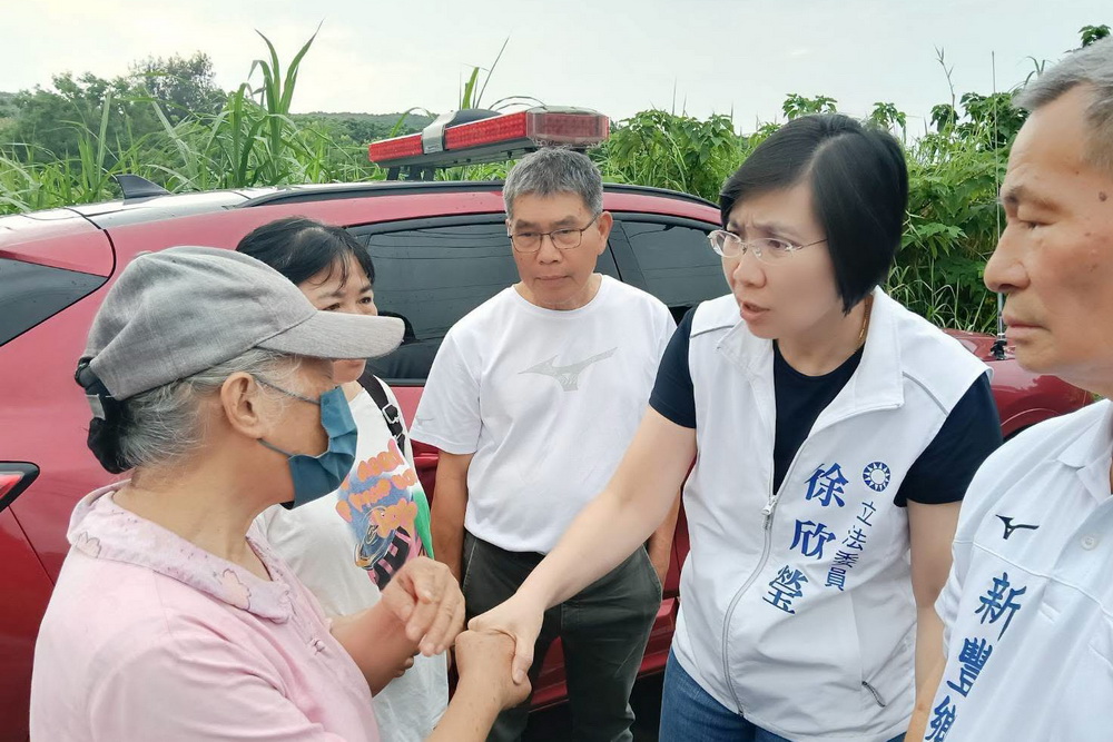 徐欣瑩競辦質疑鄭朝方　颱風天不顧竹北忙選舉