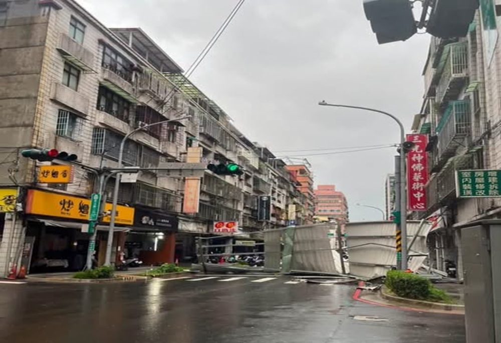 板橋長江路鐵皮屋頂遭吹落　周韋翰通報排除路障、提醒民眾減少外出