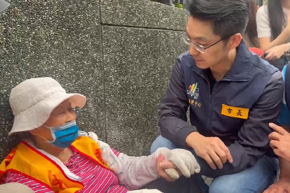 勘災志工熱情喊加油　阿嬤突暈眩癱坐蔣萬安暖出手