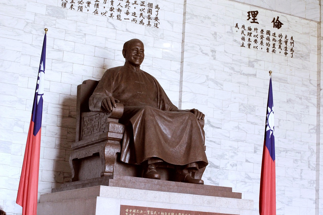 【藍蝴蝶專欄】光復節前夕，台南車站《國旗歌》撼動台灣人的