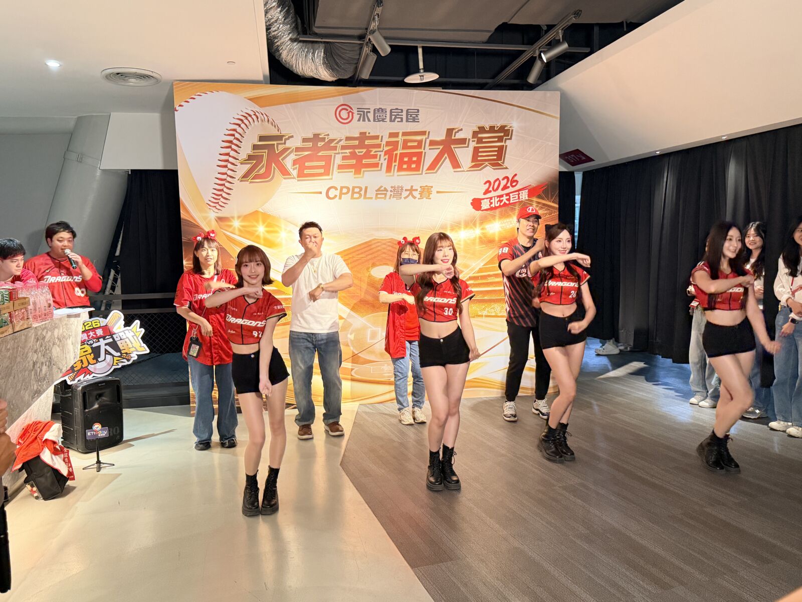 【有影】包大巨蛋VIP區犒賞員工！永慶房屋邀600同仁看球、小龍女助陣慶生 17
