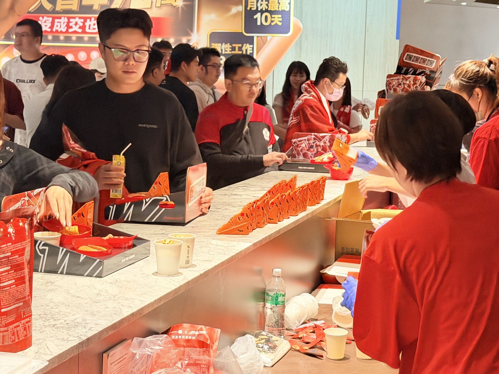 【有影】包大巨蛋VIP區犒賞員工！永慶房屋邀600同仁看球、小龍女助陣慶生 15