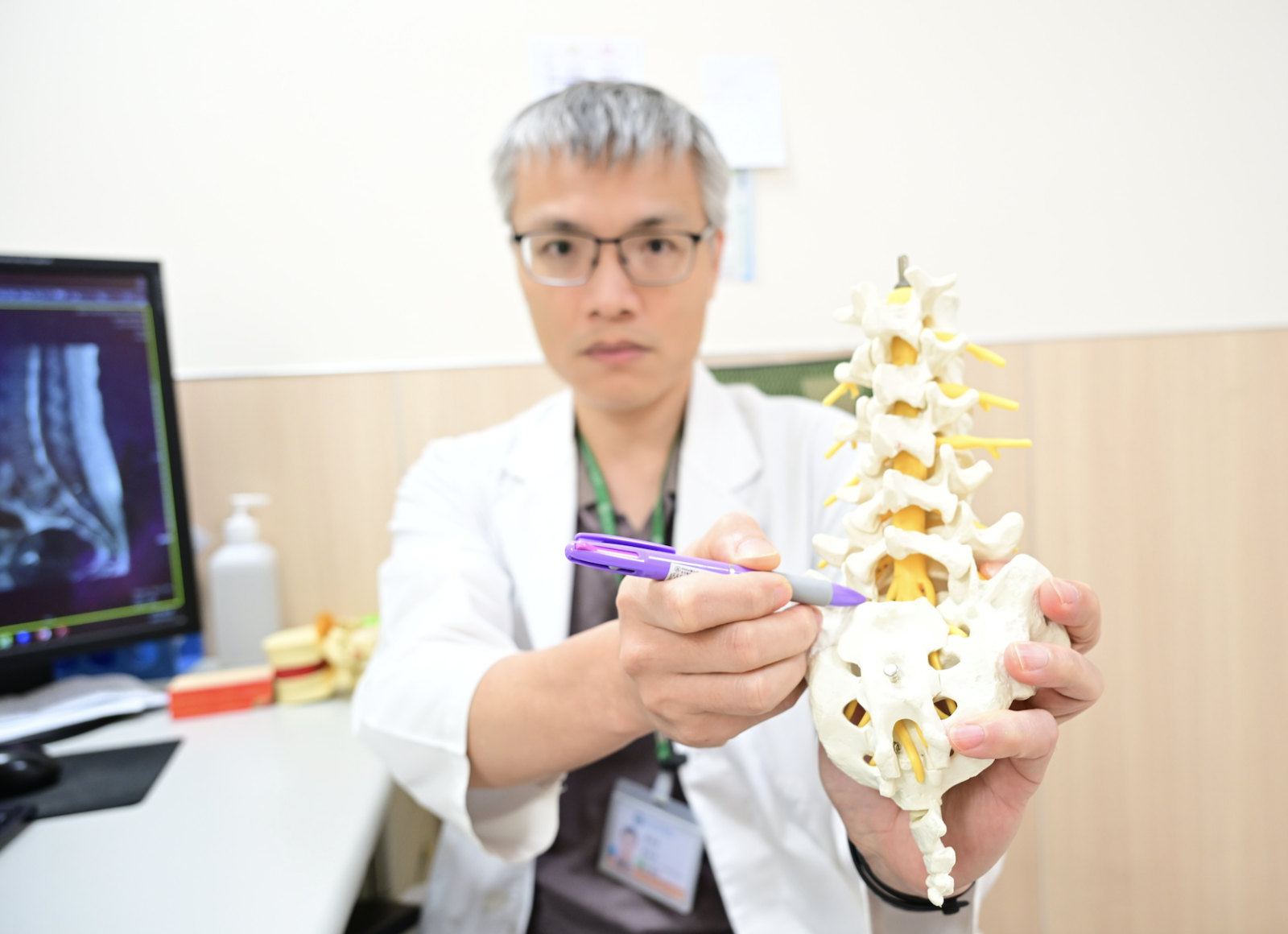 腰痛、腳麻以為工作累   30歲的他竟是「結核菌吃腰椎」！