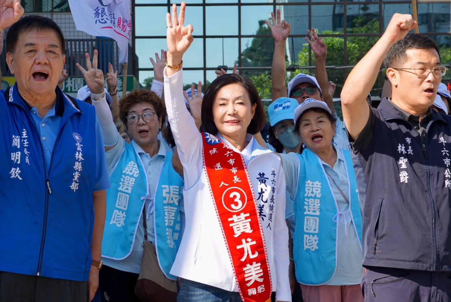 黃尤美承接林聖爵連任號碼　隨即合體張嘉郡車掃拜票