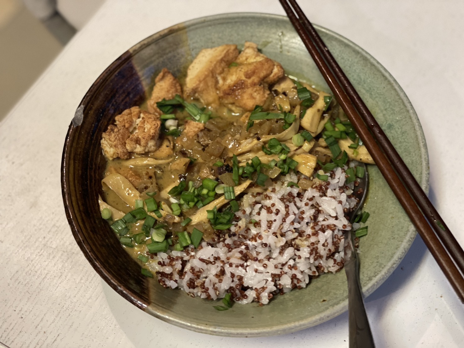 【Yinin Longstay專欄】立冬一日，水冷三分／香煎豆腐咖哩