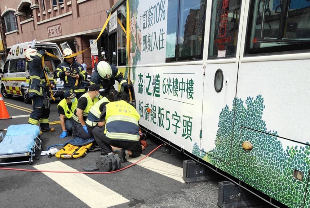 公車涉轉彎肇事　70歲婦人雙側小腿以下捲壓車底