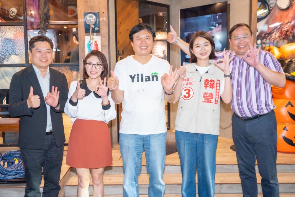 林國漳、韓瑩領路大啖東門夜市美食　「1萬2千點智慧敬老卡」政見受肯定
