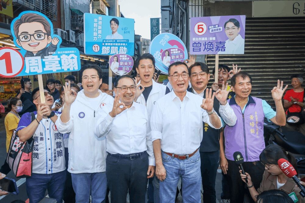 侯友宜李四川板橋掃街人氣旺　懇請順利交棒為基層拚建設