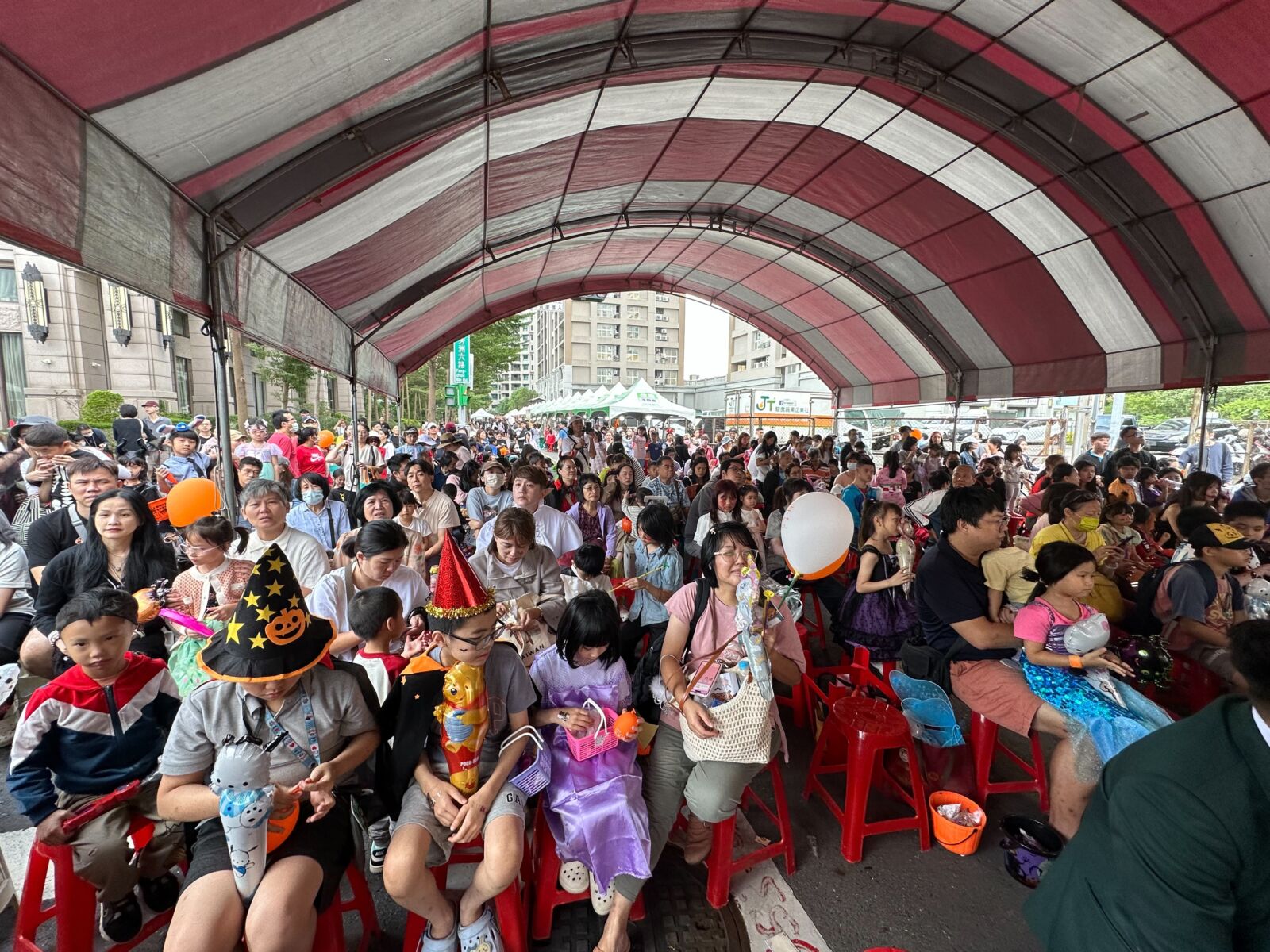 五股洲子洋萬聖節派對登場　逾3千名親子變裝討糖