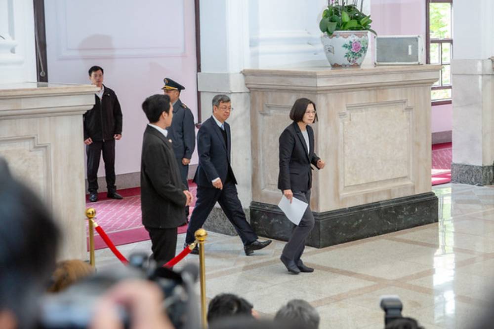 【有影】「疫情還在掌控中」暫不發緊急命令 蔡總統：加碼紓困至千億 11