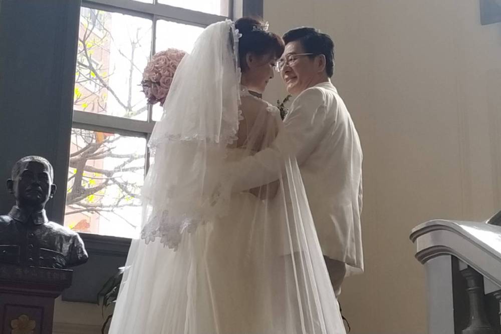 結婚30週年返監察院拍婚紗 副秘書長化身白馬王子幸福暖心 17