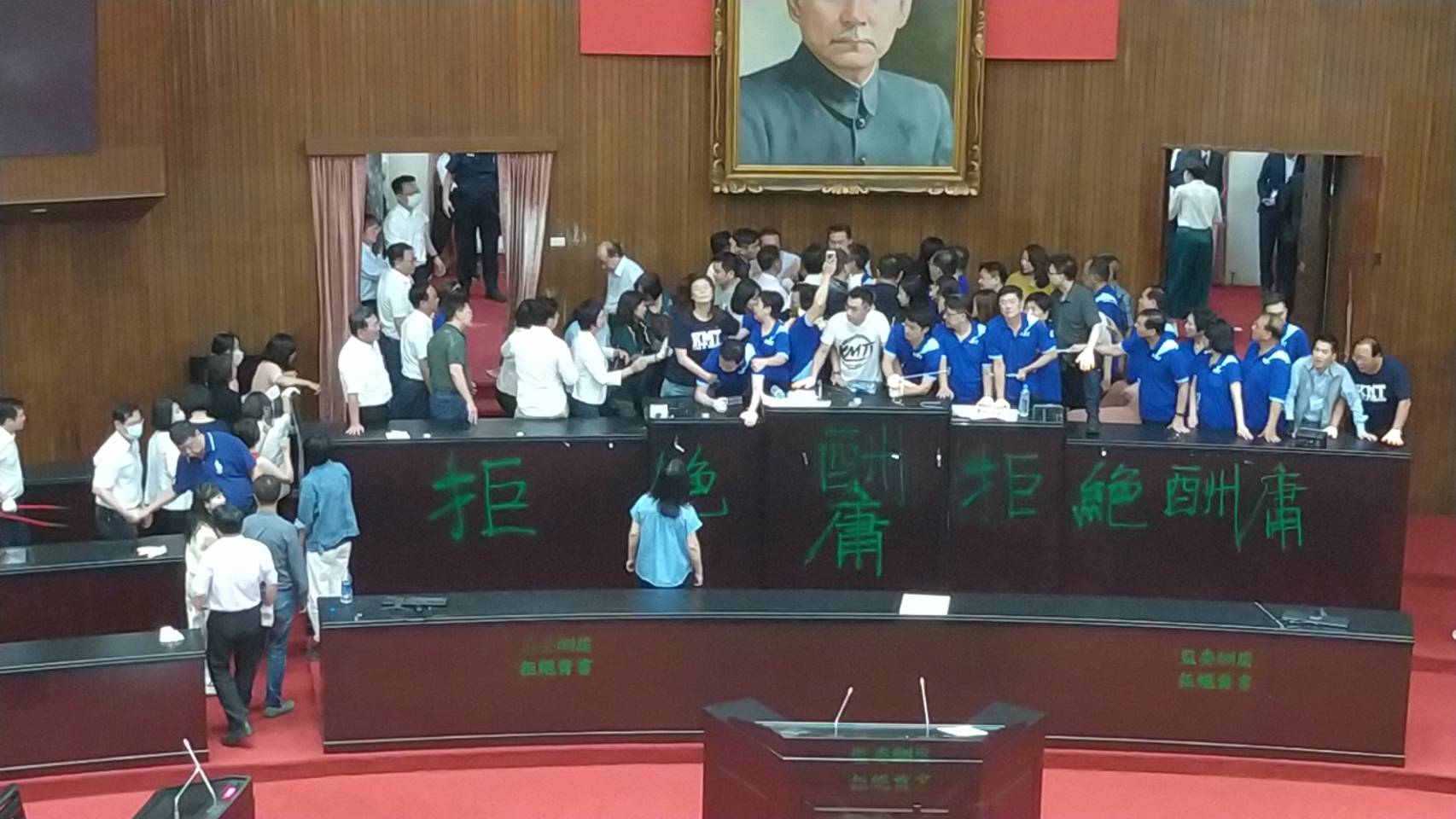 林為洲綁鐵鍊肉身霸占主席台要求撤回名單…民眾黨蔡壁如這麼說！