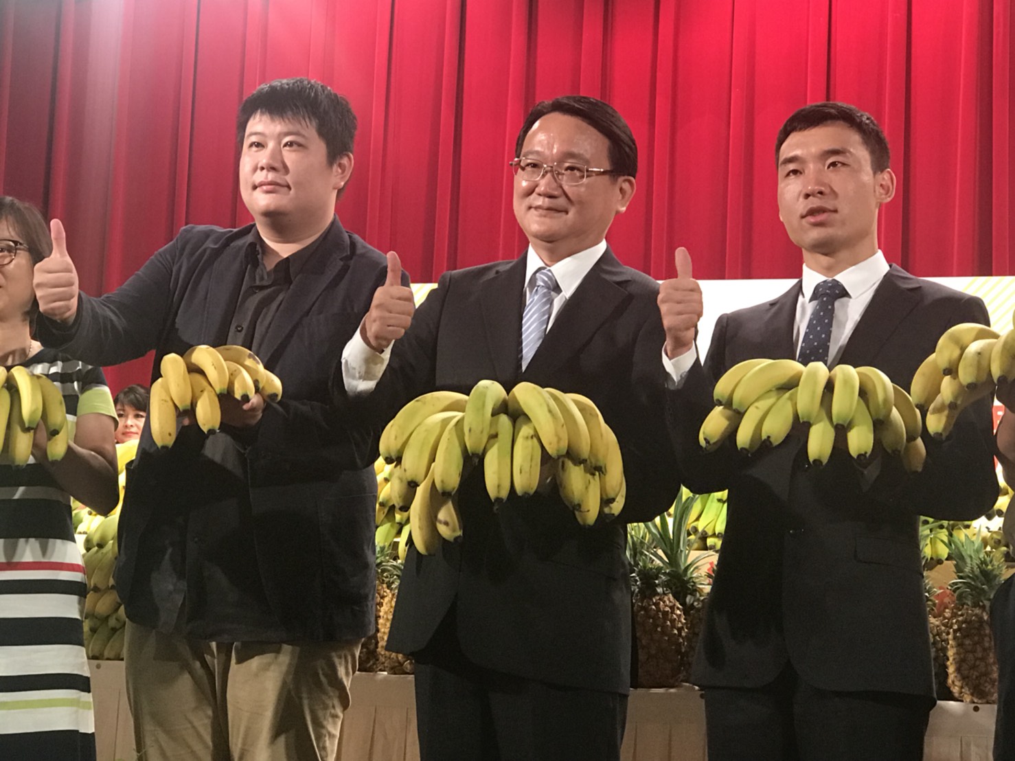滿滿的香蕉和鳳梨！致公文化總會愛台灣  捐10公噸農產品做公益