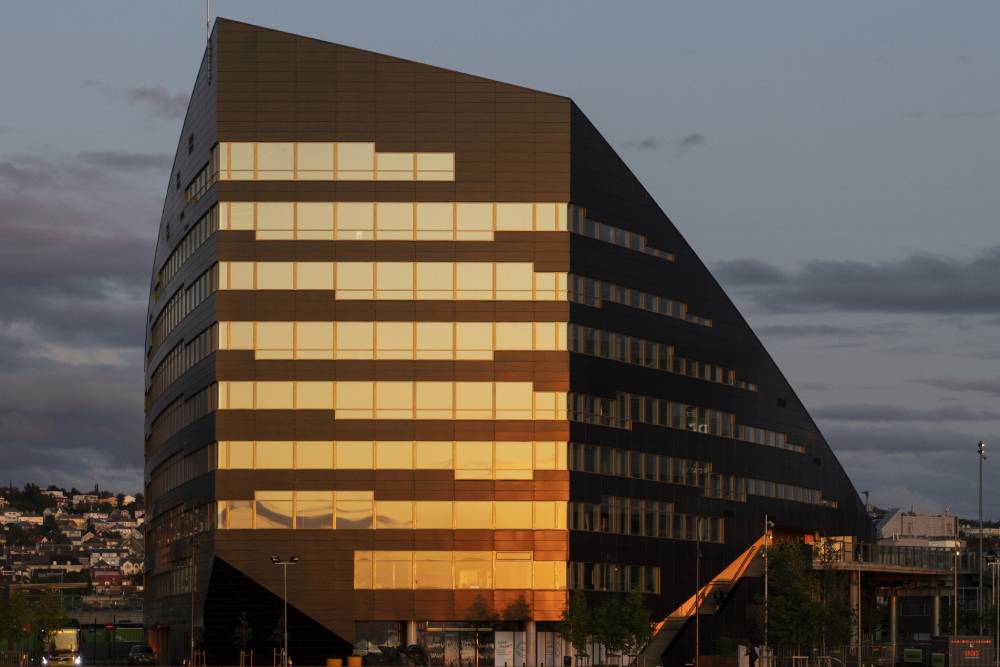 太陽能發電自用算什麼！挪威這棟大樓還幫周遭建築一起供電