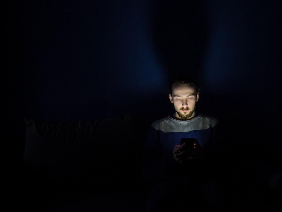 【有影】睡前每多滑1小時手機  最新研究：延遲睡眠周期效應害全身