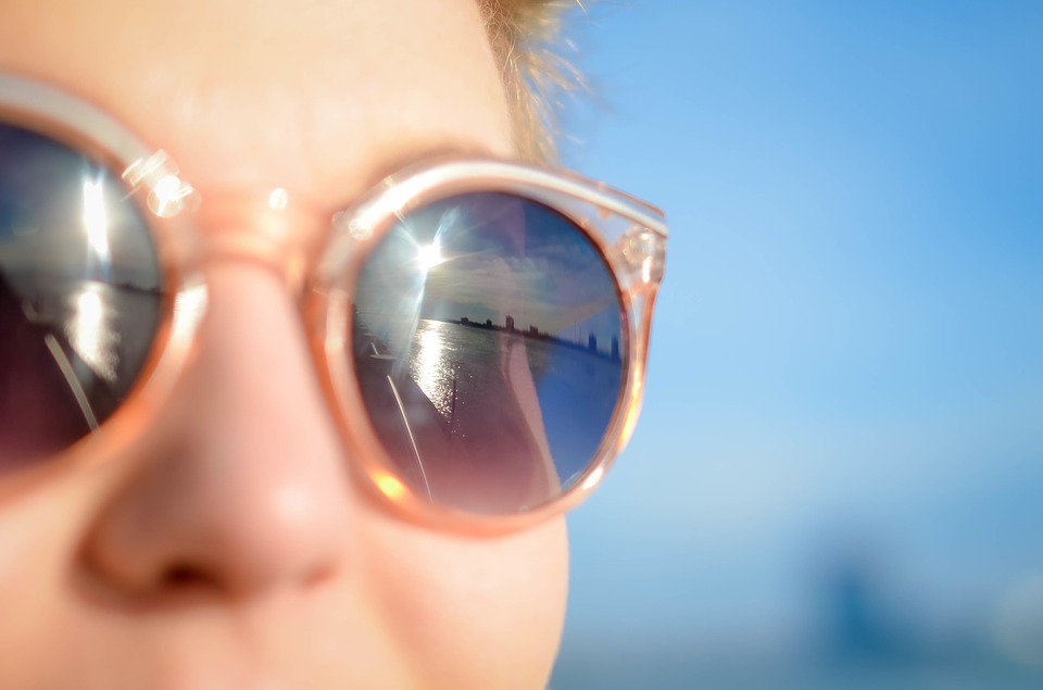 怎挑「防曬」太陽眼鏡？ 醫師教你一次搞懂眉角