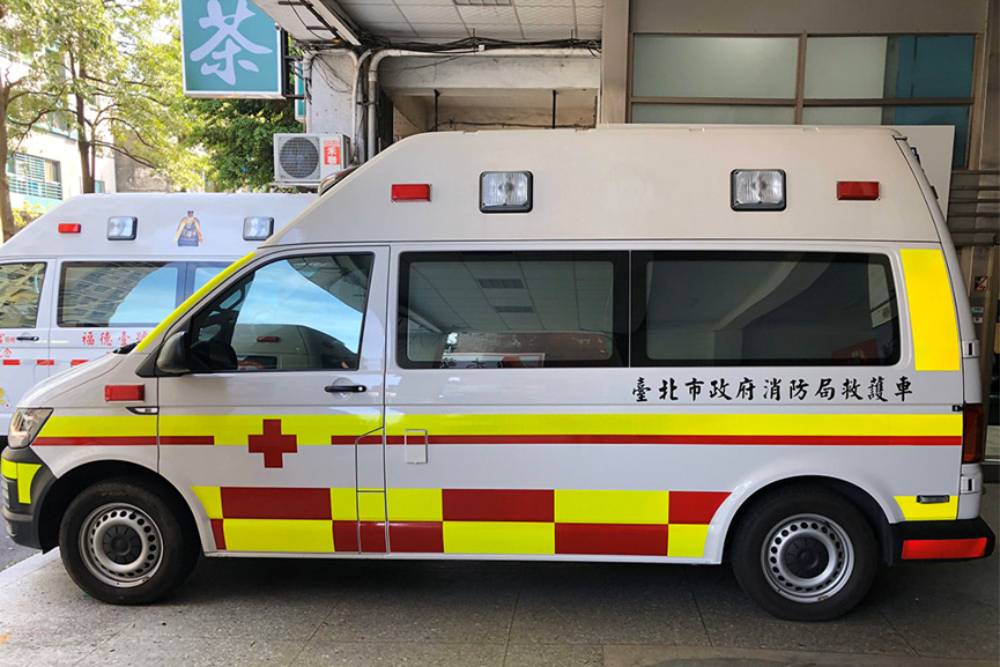北市救護車穿新衣 巴騰堡格紋提升全車反光性能