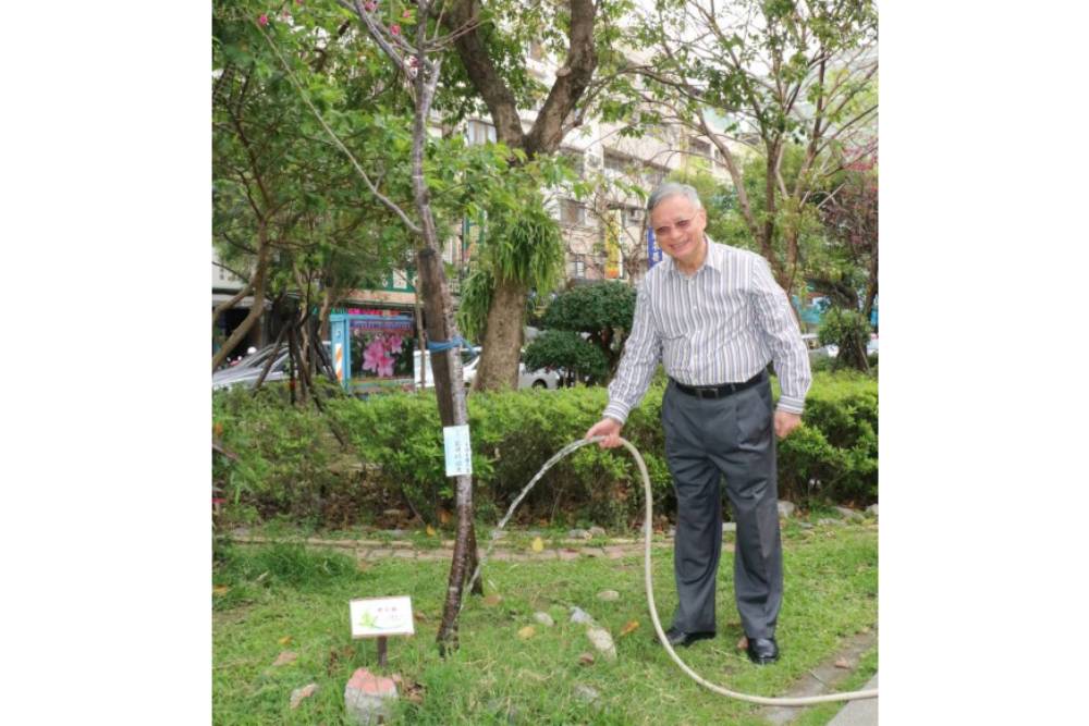 林昭庚講座教授在育德園道認養的櫻花樹含苞怒放