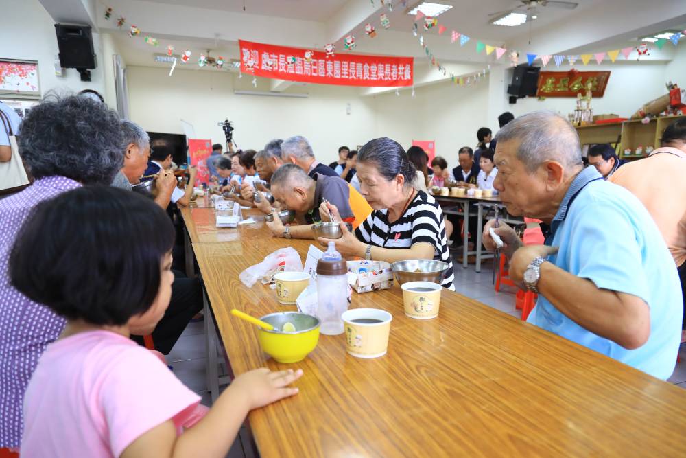 台中不因新冠肺炎疫情暫停社區關懷據點共餐服務 11