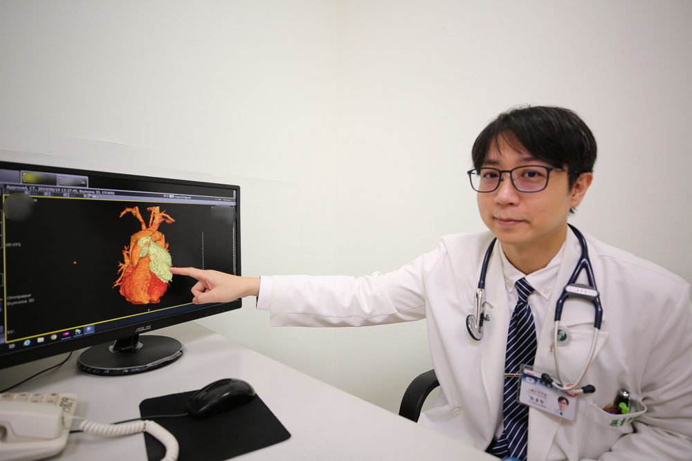 胸冒8公分大胸腺瘤  捨香港傳統手術男子跨海來台摘瘤